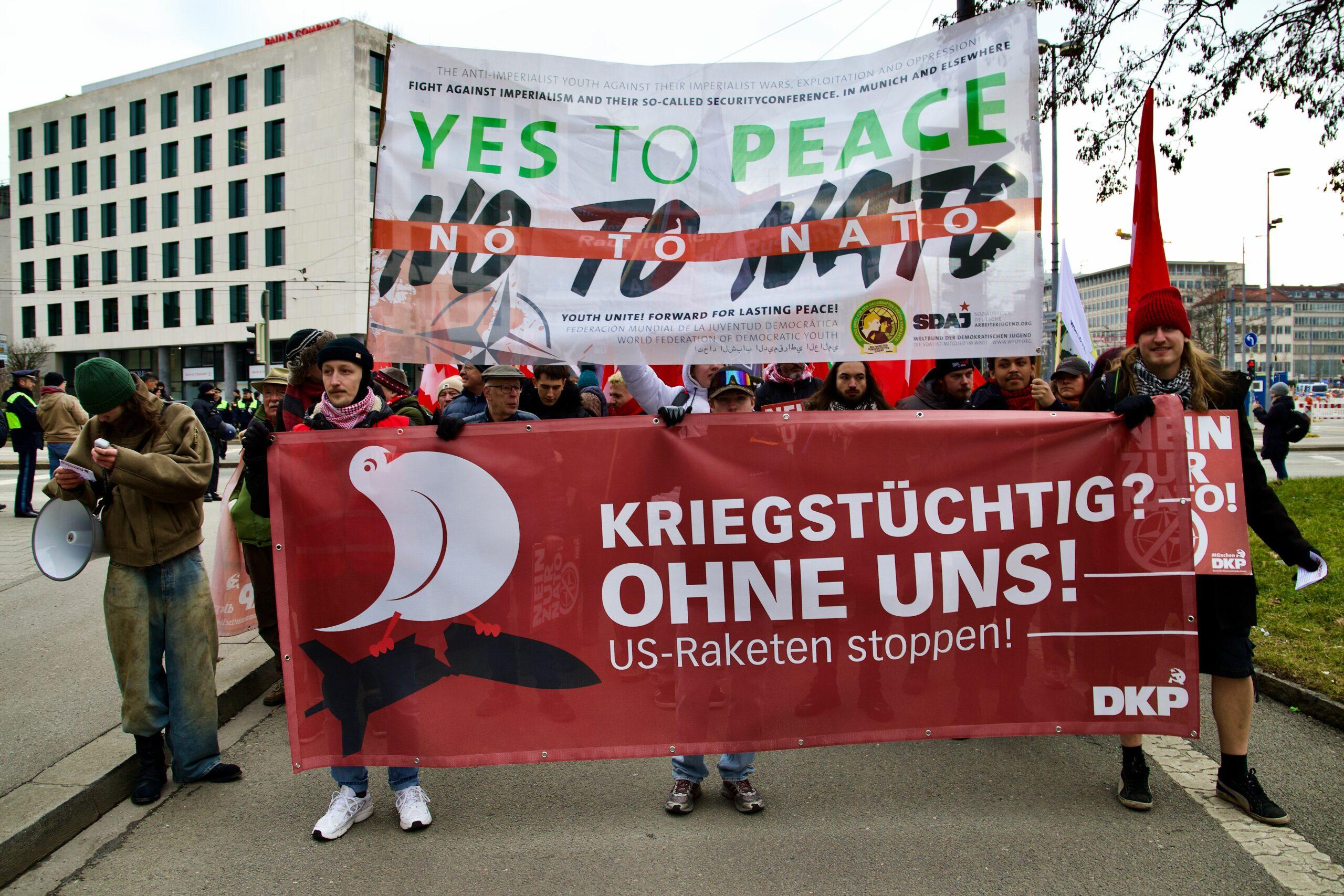 anti siko demo 2025 54328481747 o scaled - Friedensfähig statt NATO - Aktionsbündnis gegen die NATO-Sicherheitskonferenz, Amir Ali, Gönül Tolay, Lühr Henken, Mark Ellmann, München, Rihm Hamdan - Blog, Politik