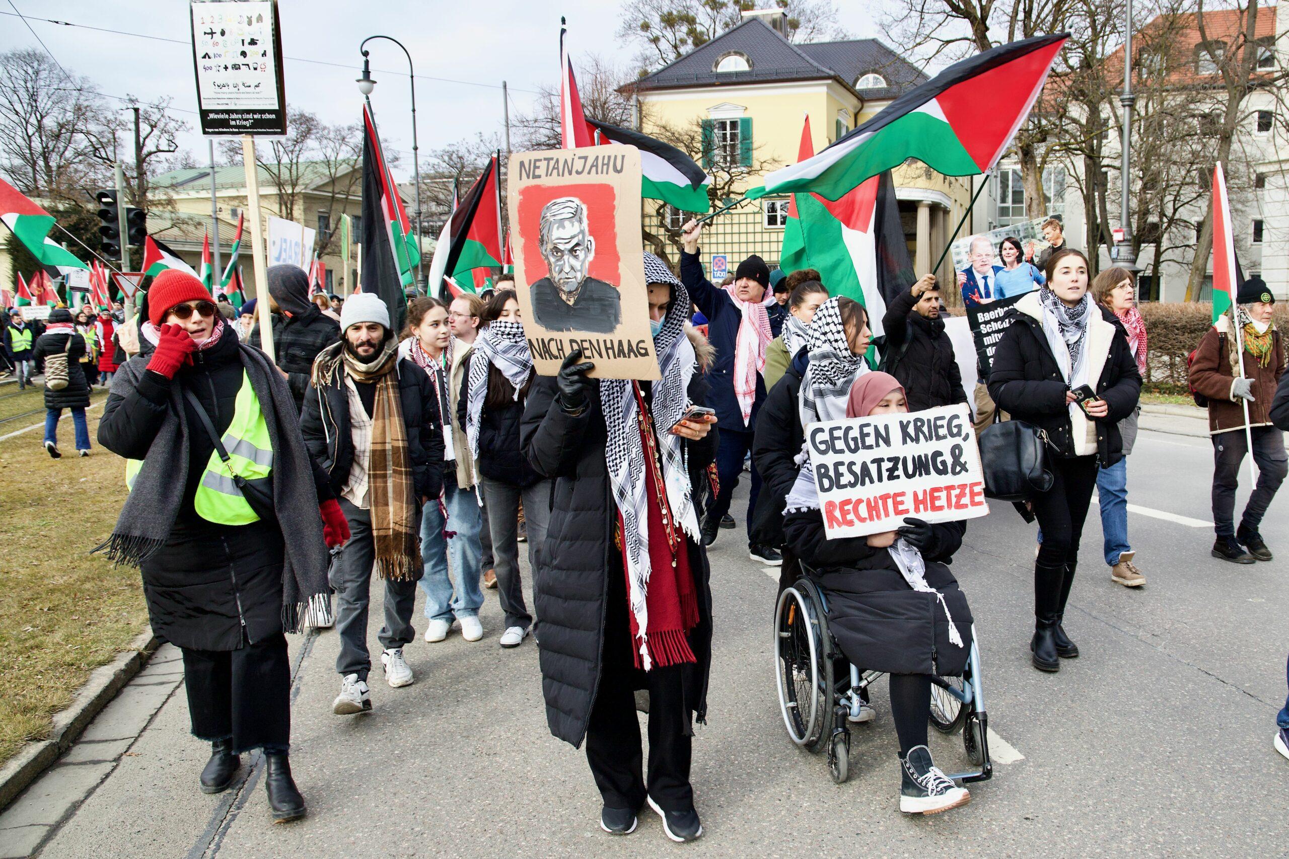 anti siko demo 2025 54328481797 o scaled - Friedensfähig statt NATO - Aktionsbündnis gegen die NATO-Sicherheitskonferenz, Amir Ali, Gönül Tolay, Lühr Henken, Mark Ellmann, München, Rihm Hamdan - Blog, Politik