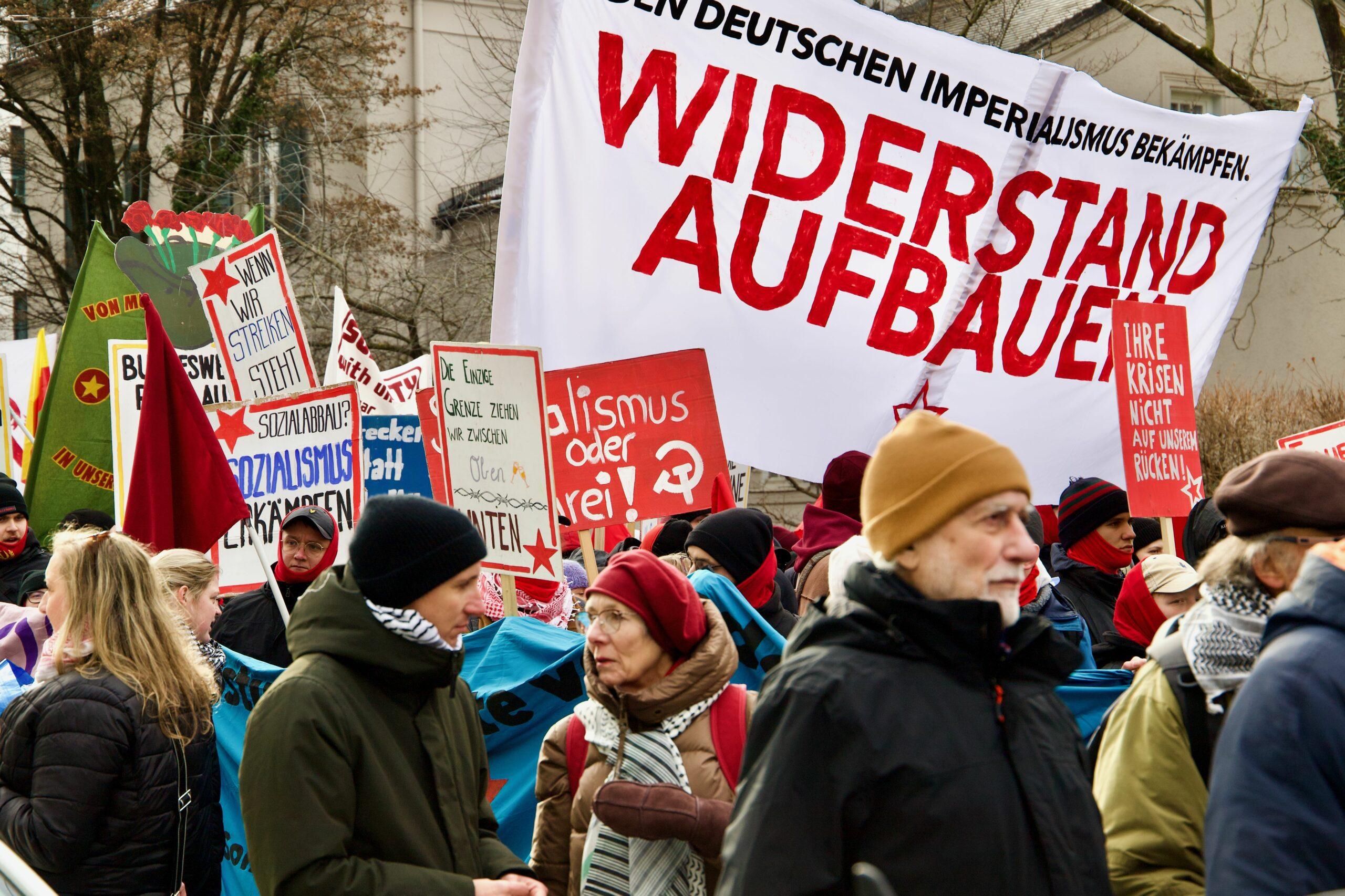 anti siko demo 2025 54328482002 o scaled - Friedensfähig statt NATO - Aktionsbündnis gegen die NATO-Sicherheitskonferenz, Amir Ali, Gönül Tolay, Lühr Henken, Mark Ellmann, München, Rihm Hamdan - Blog, Politik