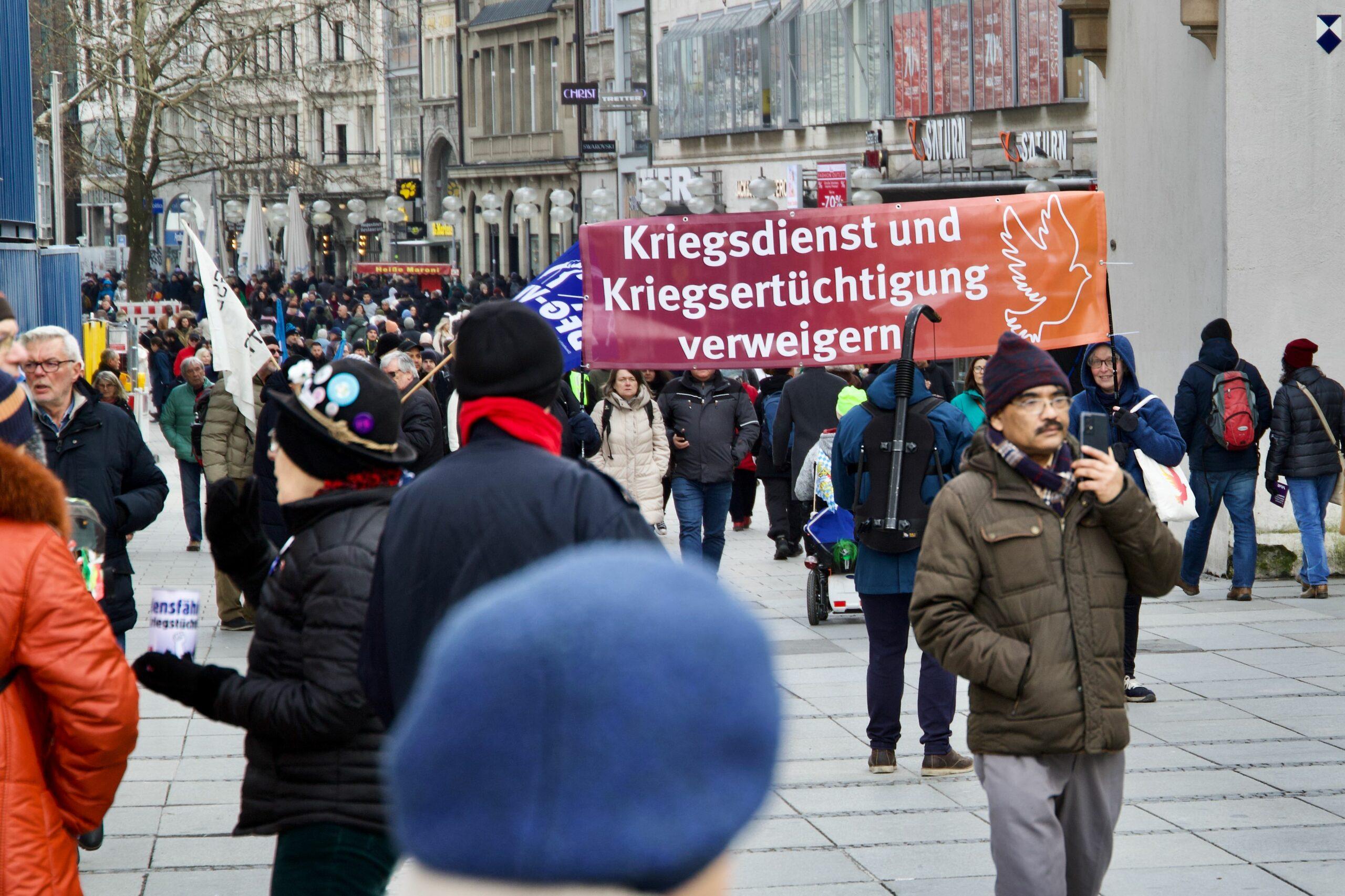 anti siko demo 2025 54328482097 o scaled - Friedensfähig statt NATO - Aktionsbündnis gegen die NATO-Sicherheitskonferenz, Amir Ali, Gönül Tolay, Lühr Henken, Mark Ellmann, München, Rihm Hamdan - Blog, Politik