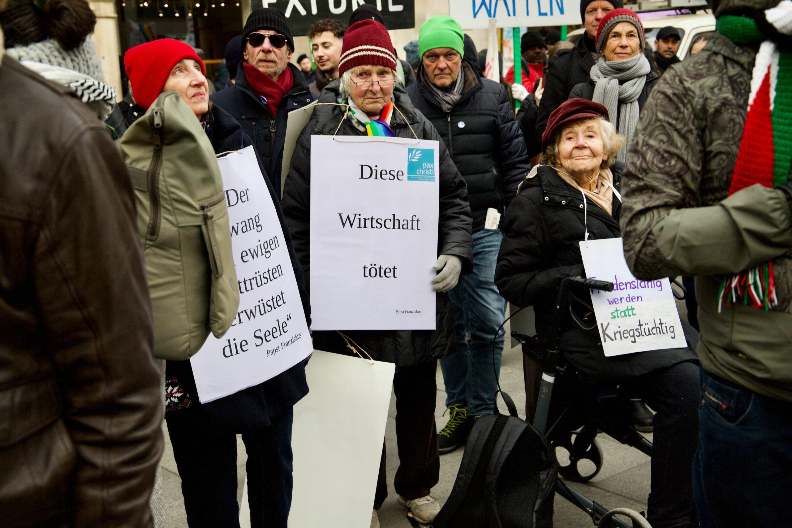 anti siko demo 2025 54328482102 o scaled - Friedensfähig statt NATO - Aktionsbündnis gegen die NATO-Sicherheitskonferenz, Amir Ali, Gönül Tolay, Lühr Henken, Mark Ellmann, München, Rihm Hamdan - Blog, Politik