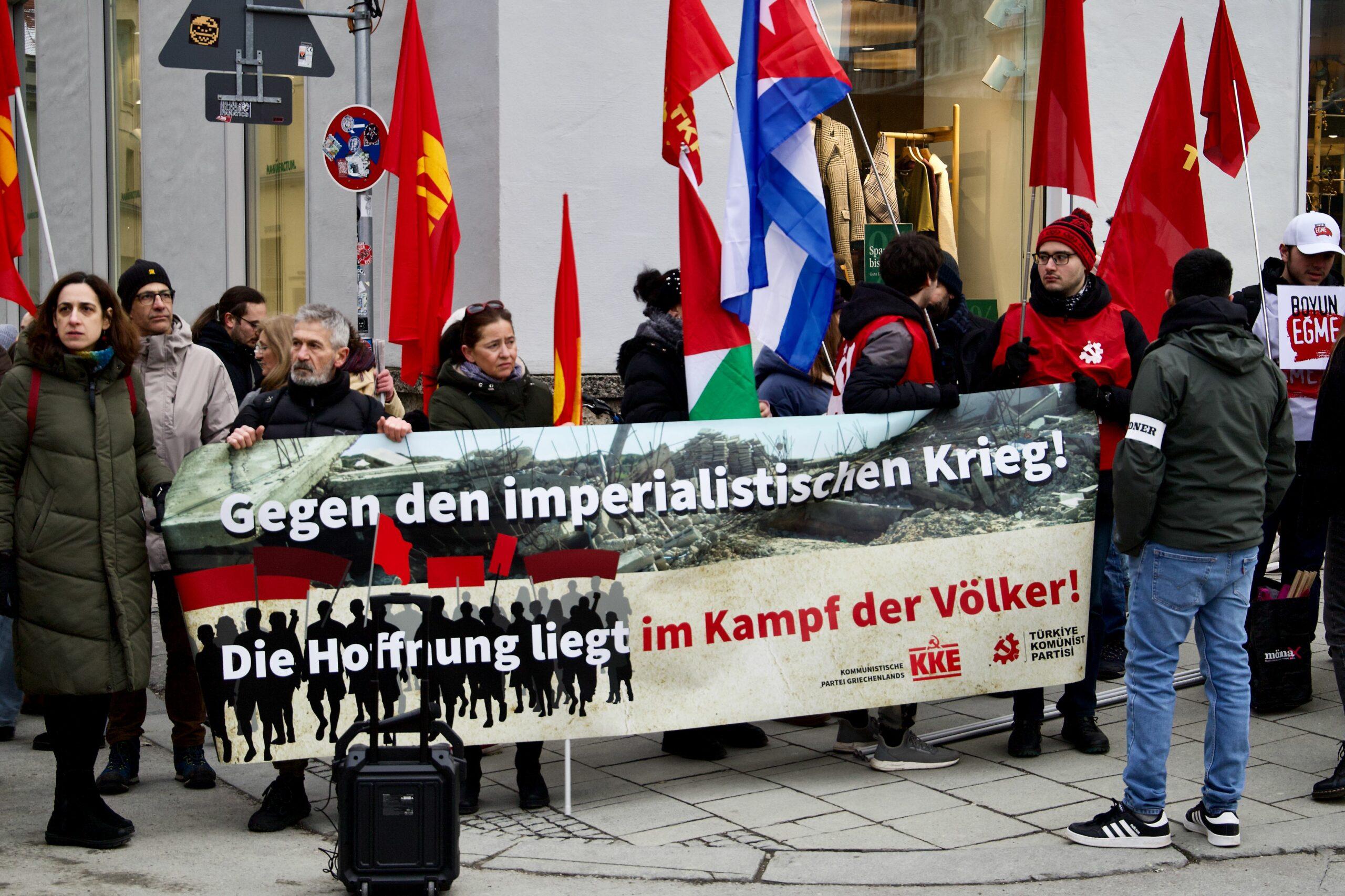 anti siko demo 2025 54329388391 o scaled - Friedensfähig statt NATO - Aktionsbündnis gegen die NATO-Sicherheitskonferenz, Amir Ali, Gönül Tolay, Lühr Henken, Mark Ellmann, München, Rihm Hamdan - Blog, Politik