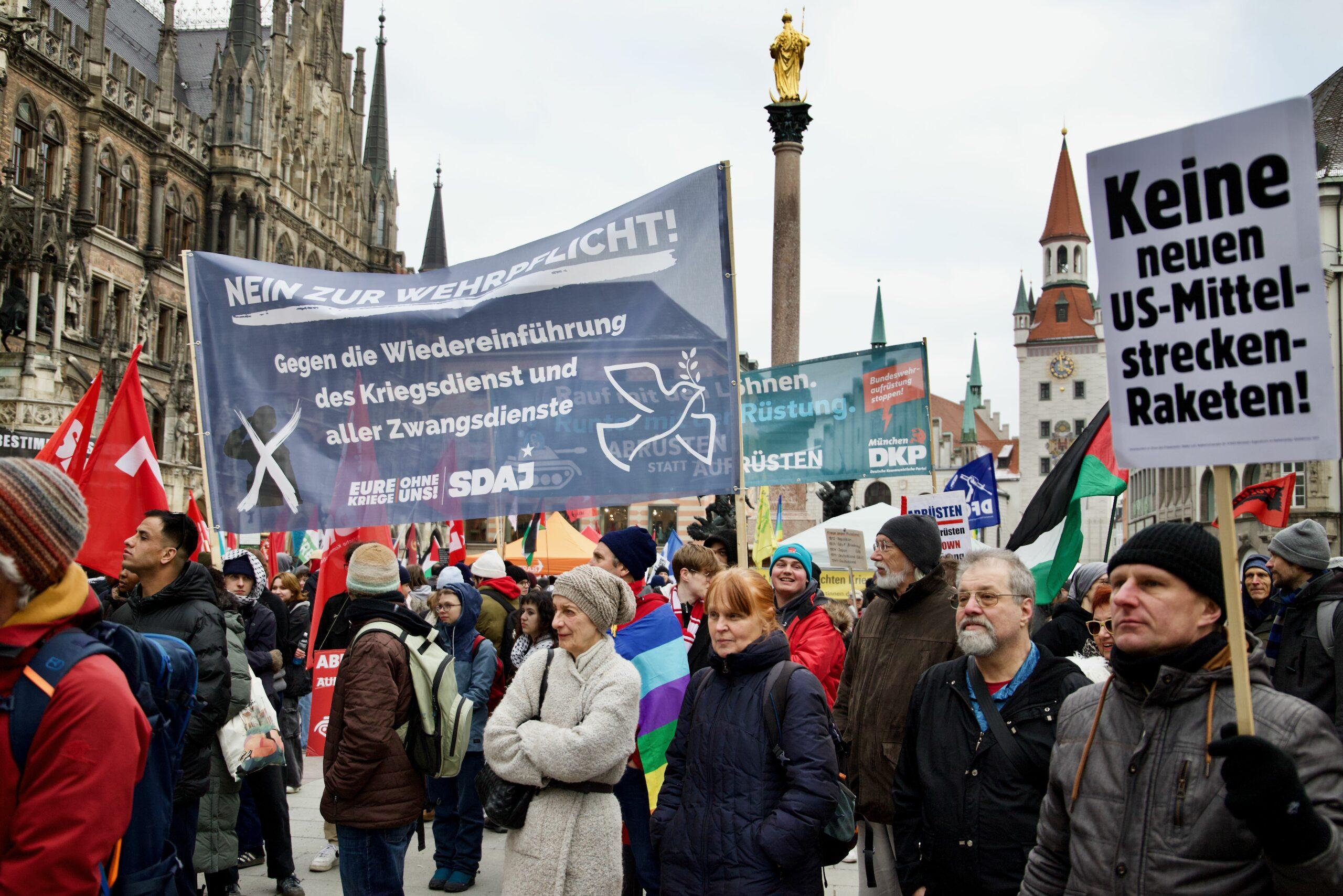 anti siko demo 2025 54329388466 o scaled - Friedensfähig statt NATO - Aktionsbündnis gegen die NATO-Sicherheitskonferenz, Amir Ali, Gönül Tolay, Lühr Henken, Mark Ellmann, München, Rihm Hamdan - Blog, Politik