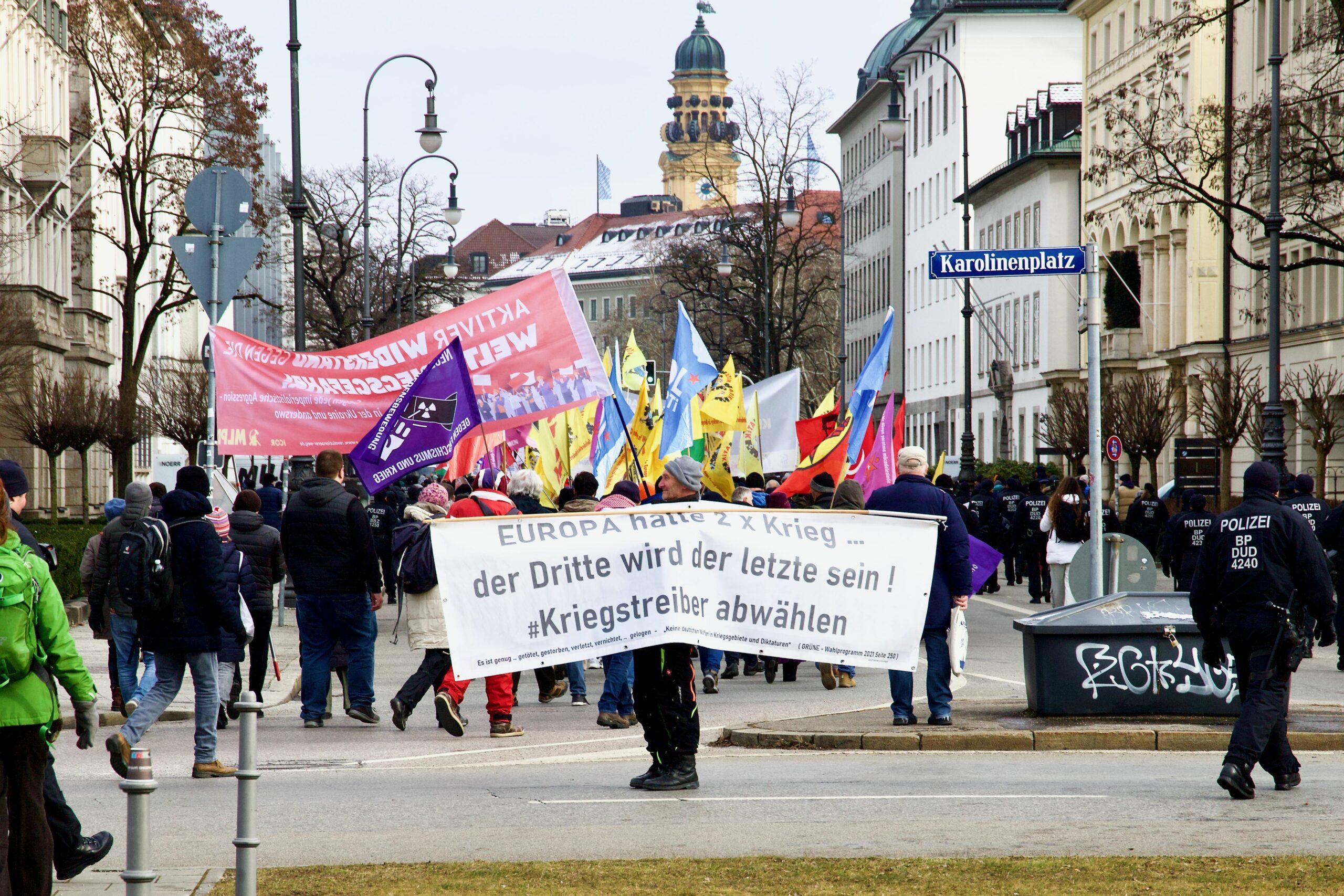 anti siko demo 2025 54329388501 o scaled - Friedensfähig statt NATO - Aktionsbündnis gegen die NATO-Sicherheitskonferenz, Amir Ali, Gönül Tolay, Lühr Henken, Mark Ellmann, München, Rihm Hamdan - Blog, Politik