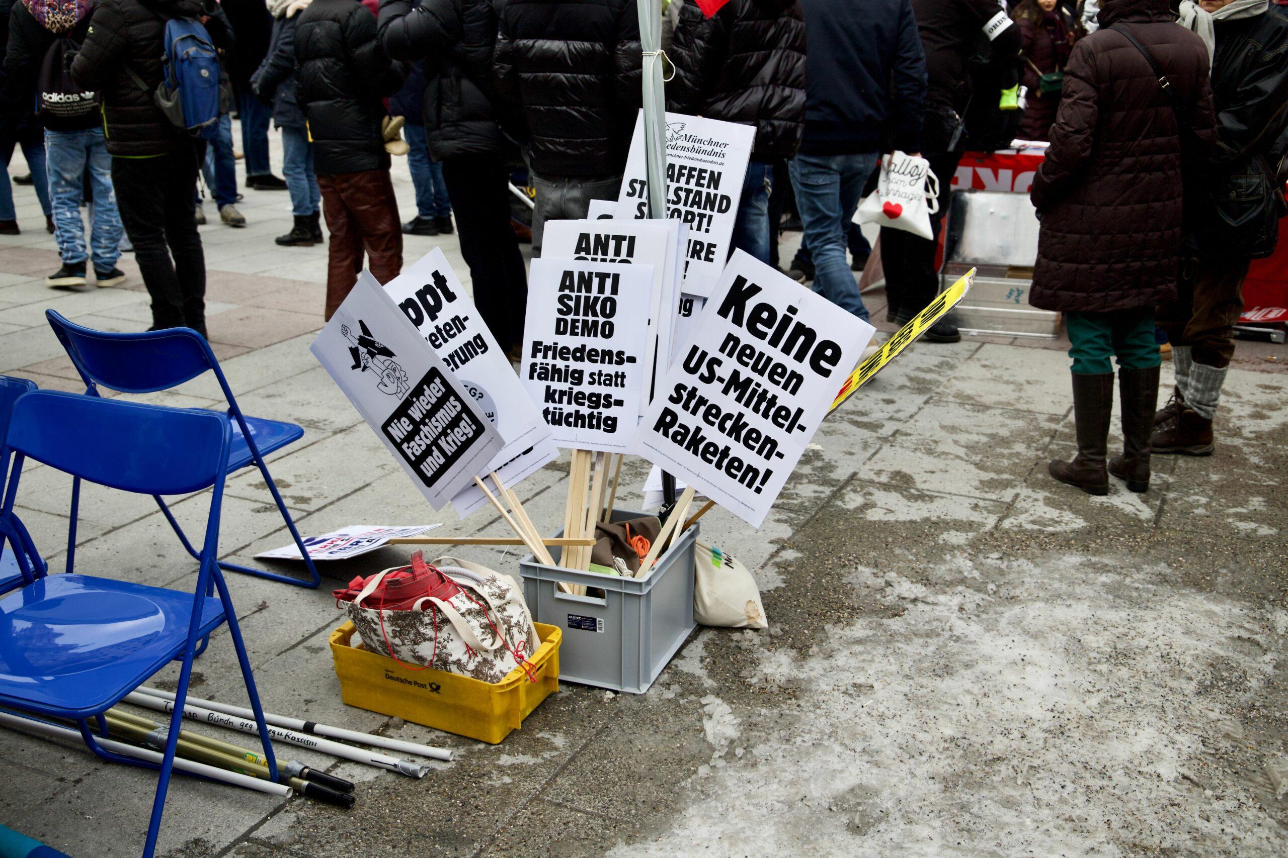 anti siko demo 2025 54329388571 o scaled - Friedensfähig statt NATO - Aktionsbündnis gegen die NATO-Sicherheitskonferenz, Amir Ali, Gönül Tolay, Lühr Henken, Mark Ellmann, München, Rihm Hamdan - Blog, Politik