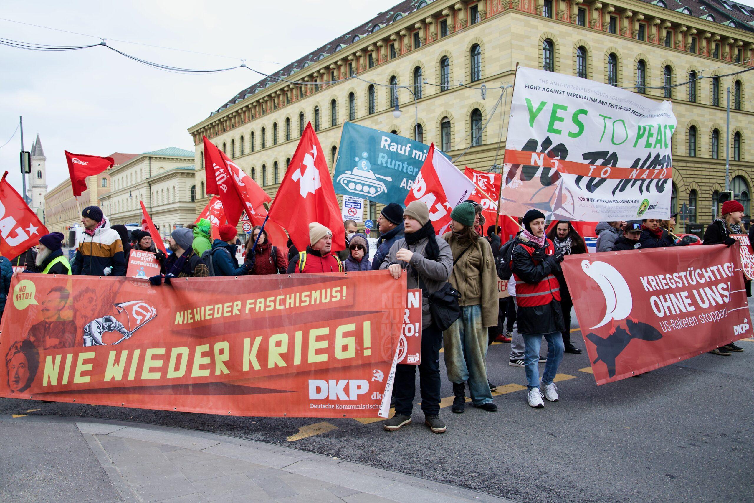 anti siko demo 2025 54329388616 o scaled - Friedensfähig statt NATO - Aktionsbündnis gegen die NATO-Sicherheitskonferenz, Amir Ali, Gönül Tolay, Lühr Henken, Mark Ellmann, München, Rihm Hamdan - Blog, Politik