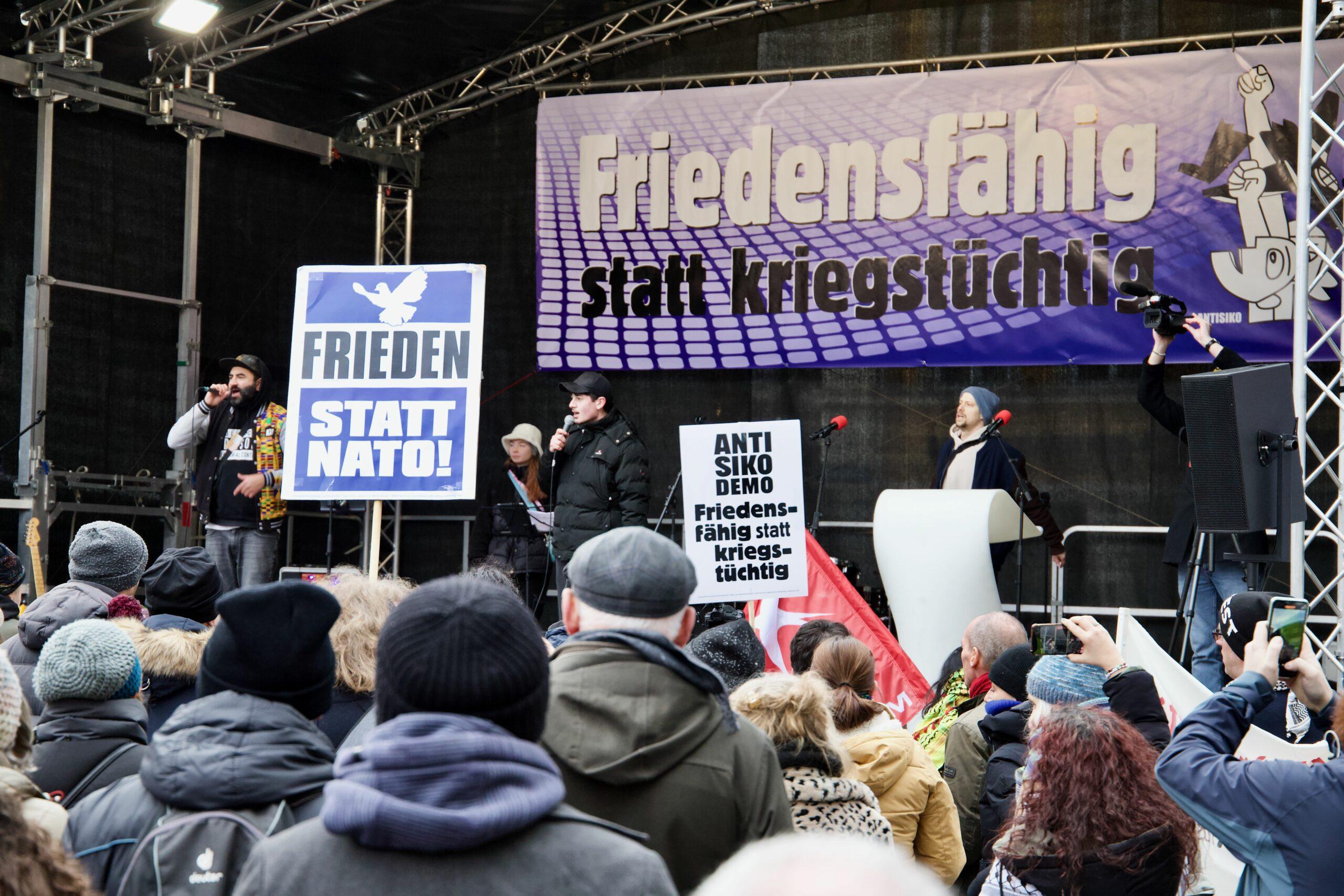 anti siko demo 2025 54329388666 o scaled - Friedensfähig statt NATO - Aktionsbündnis gegen die NATO-Sicherheitskonferenz, Amir Ali, Gönül Tolay, Lühr Henken, Mark Ellmann, München, Rihm Hamdan - Blog, Politik