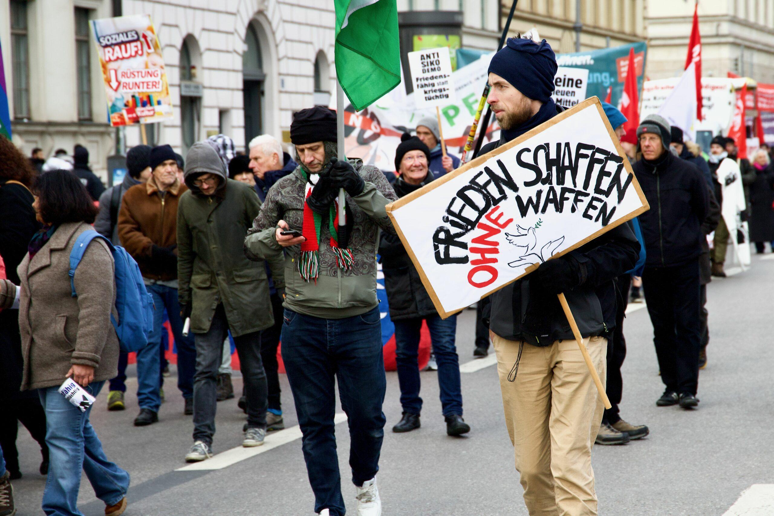 anti siko demo 2025 54329388676 o scaled - Friedensfähig statt NATO - Aktionsbündnis gegen die NATO-Sicherheitskonferenz, Amir Ali, Gönül Tolay, Lühr Henken, Mark Ellmann, München, Rihm Hamdan - Blog, Politik