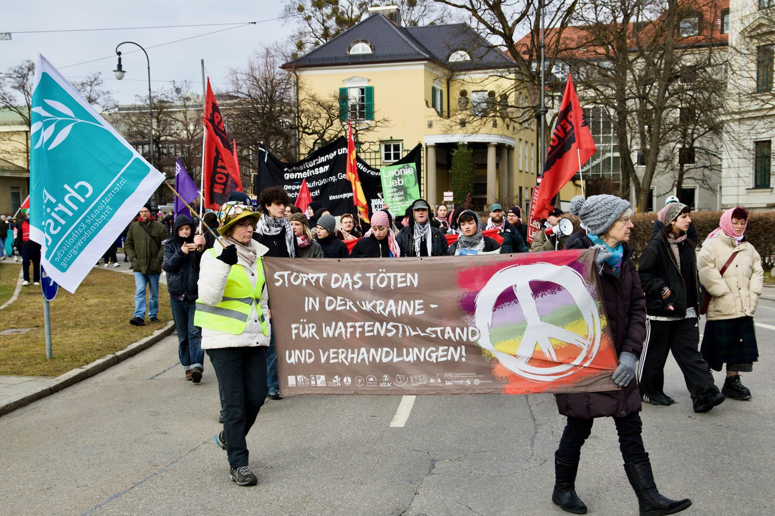 anti siko demo 2025 54329607838 o scaled - Friedensfähig statt NATO - Aktionsbündnis gegen die NATO-Sicherheitskonferenz, Amir Ali, Gönül Tolay, Lühr Henken, Mark Ellmann, München, Rihm Hamdan - Blog, Politik