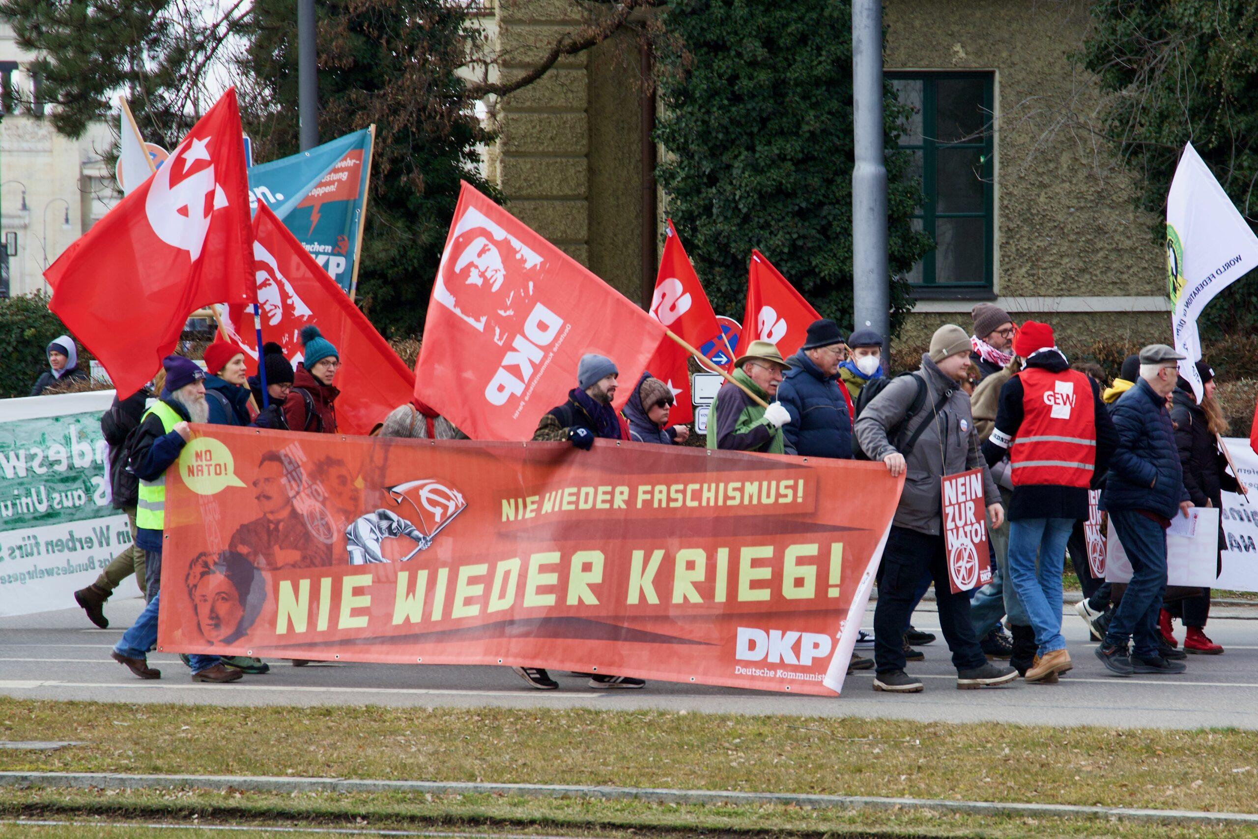 anti siko demo 2025 54329607884 o scaled - Friedensfähig statt NATO - Aktionsbündnis gegen die NATO-Sicherheitskonferenz, Amir Ali, Gönül Tolay, Lühr Henken, Mark Ellmann, München, Rihm Hamdan - Blog, Politik