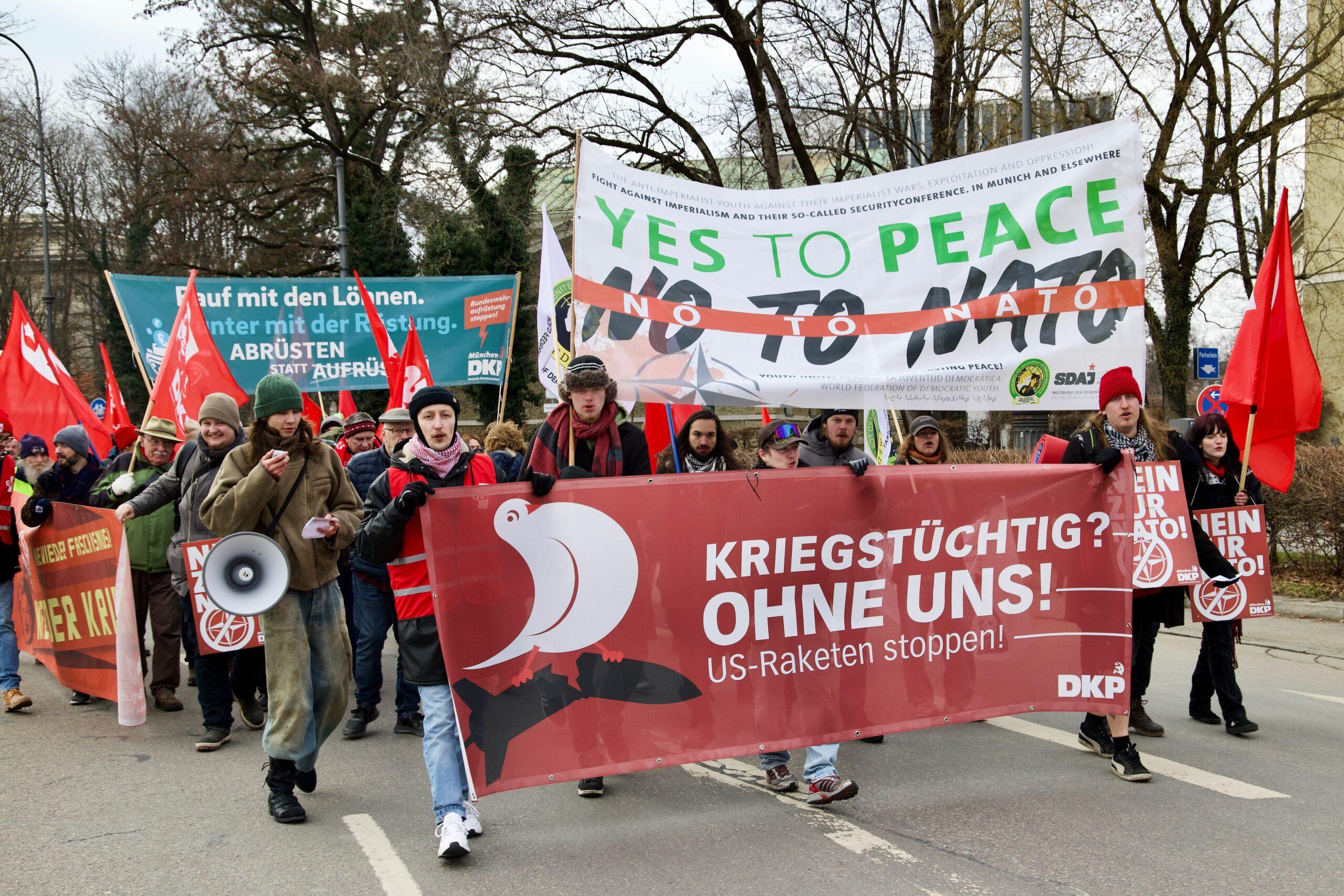 anti siko demo 2025 54329608084 o scaled - Friedensfähig statt NATO - Aktionsbündnis gegen die NATO-Sicherheitskonferenz, Amir Ali, Gönül Tolay, Lühr Henken, Mark Ellmann, München, Rihm Hamdan - Blog, Politik