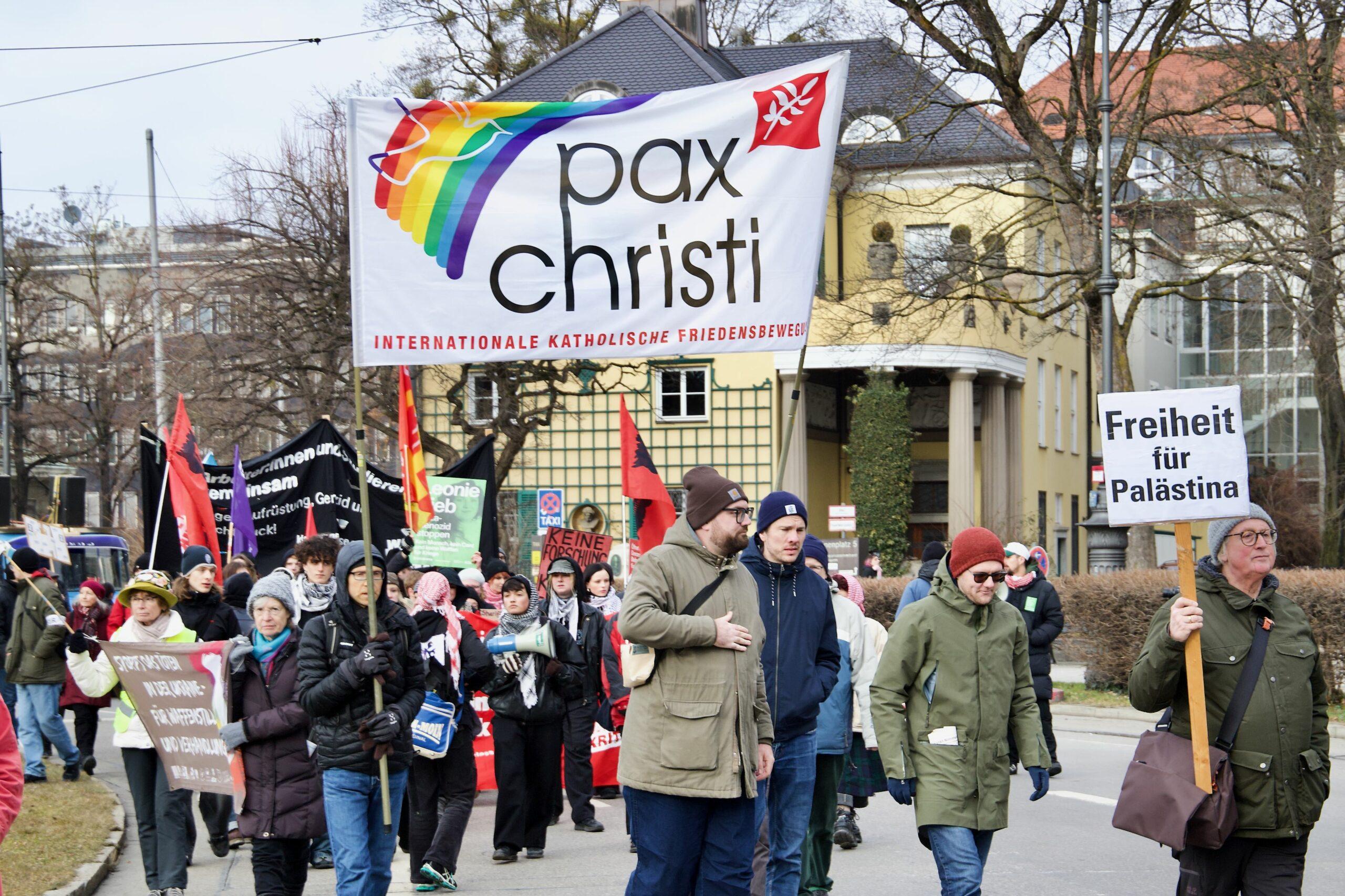 anti siko demo 2025 54329608118 o scaled - Friedensfähig statt NATO - Aktionsbündnis gegen die NATO-Sicherheitskonferenz, Amir Ali, Gönül Tolay, Lühr Henken, Mark Ellmann, München, Rihm Hamdan - Blog, Politik