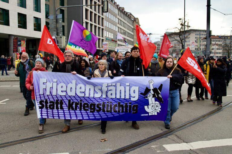 anti siko demo 2025 54329608269 o - Friedensfähig statt NATO - Aktionsbündnis gegen die NATO-Sicherheitskonferenz, Amir Ali, Gönül Tolay, Lühr Henken, Mark Ellmann, München, Rihm Hamdan - Anzeigen