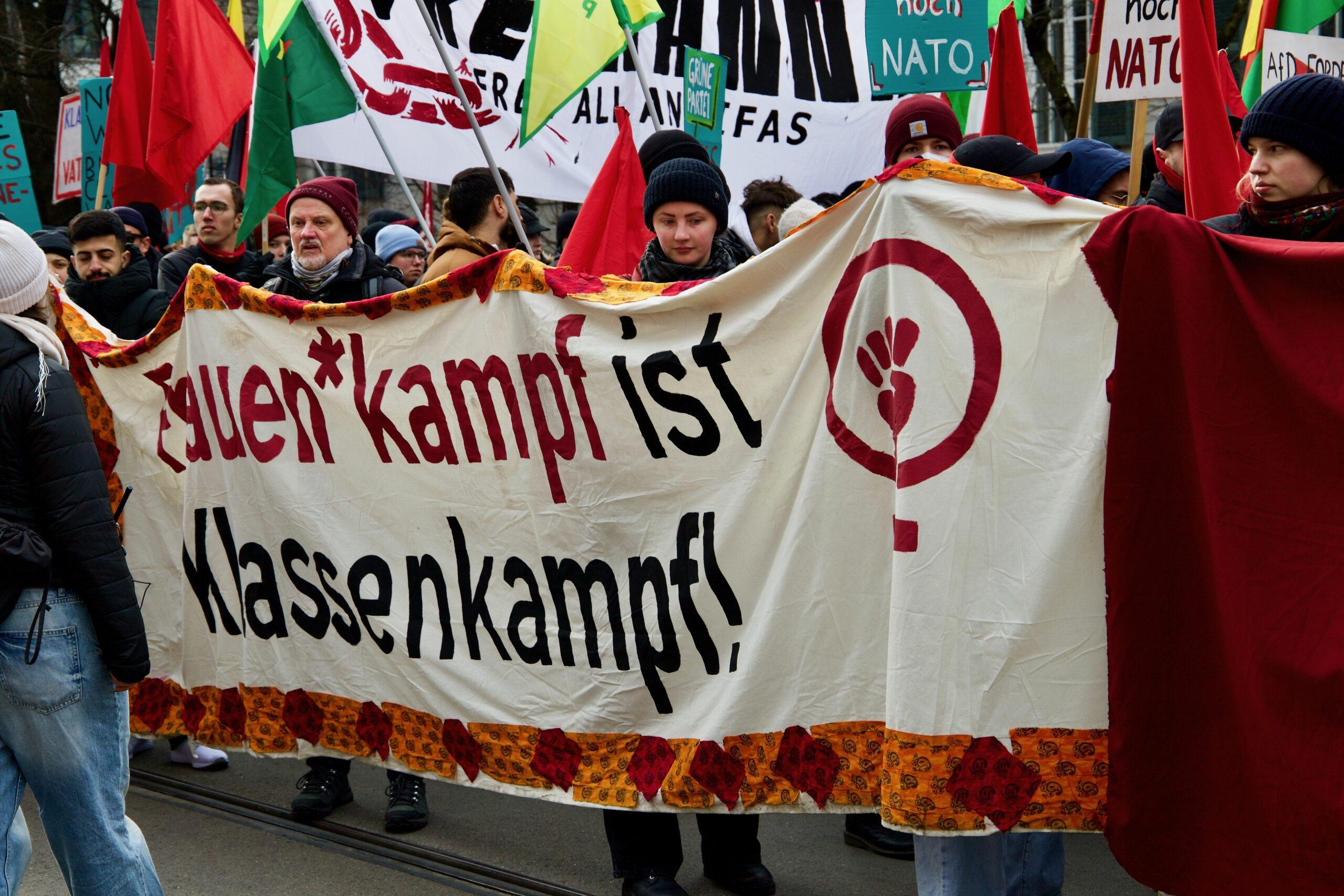 anti siko demo 2025 54329608279 o scaled - Friedensfähig statt NATO - Aktionsbündnis gegen die NATO-Sicherheitskonferenz, Amir Ali, Gönül Tolay, Lühr Henken, Mark Ellmann, München, Rihm Hamdan - Blog, Politik