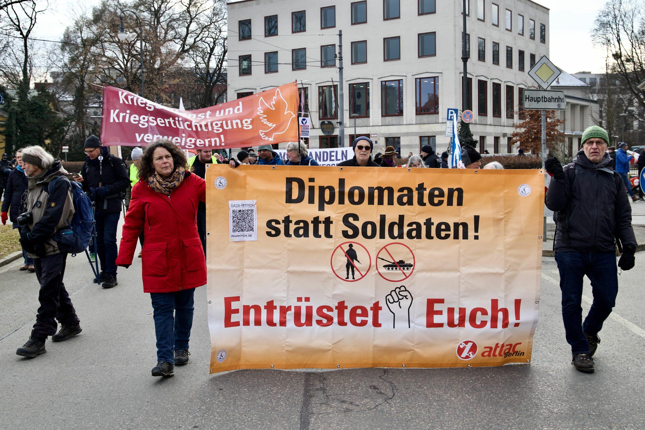 anti siko demo 2025 54329789920 o scaled - Friedensfähig statt NATO - Aktionsbündnis gegen die NATO-Sicherheitskonferenz, Amir Ali, Gönül Tolay, Lühr Henken, Mark Ellmann, München, Rihm Hamdan - Blog, Politik