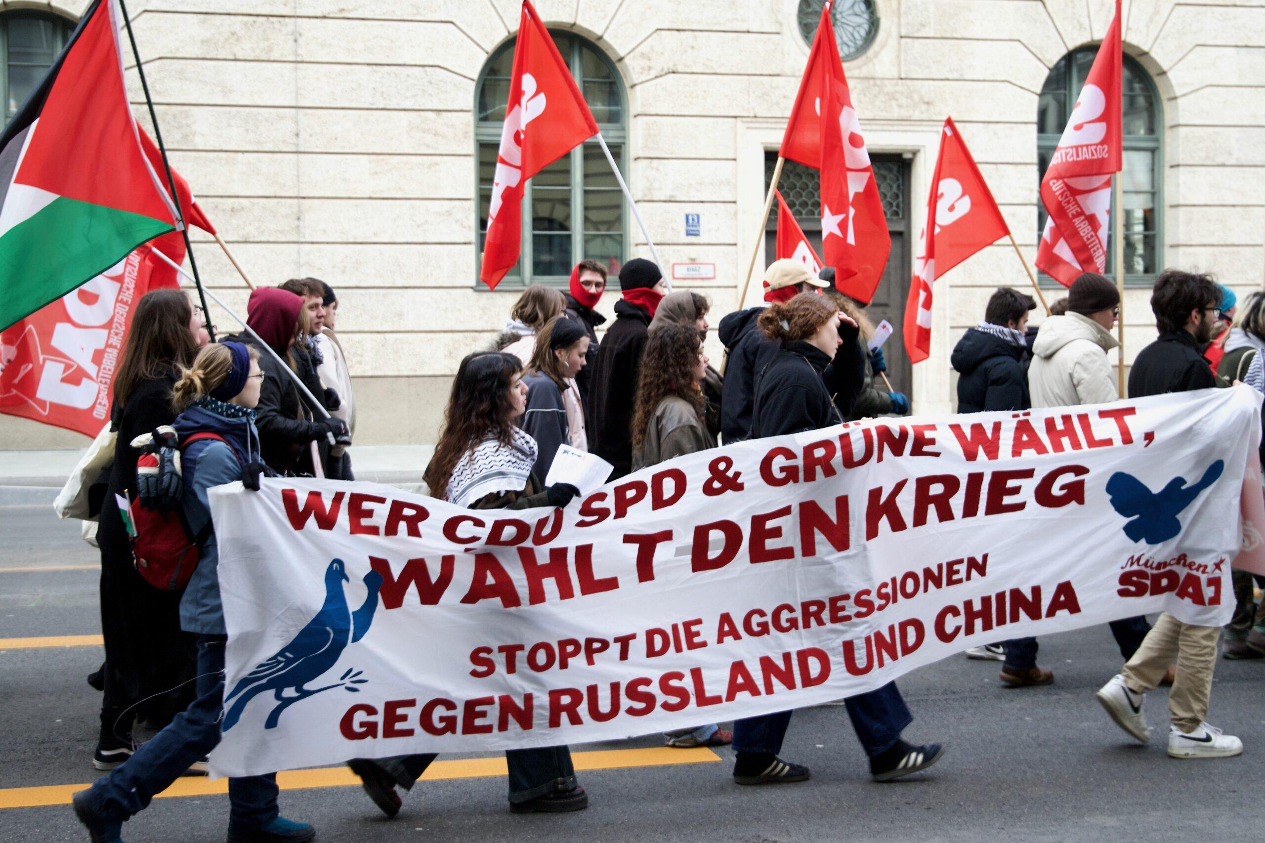 anti siko demo 2025 54329790060 o scaled - Friedensfähig statt NATO - Aktionsbündnis gegen die NATO-Sicherheitskonferenz, Amir Ali, Gönül Tolay, Lühr Henken, Mark Ellmann, München, Rihm Hamdan - Blog, Politik