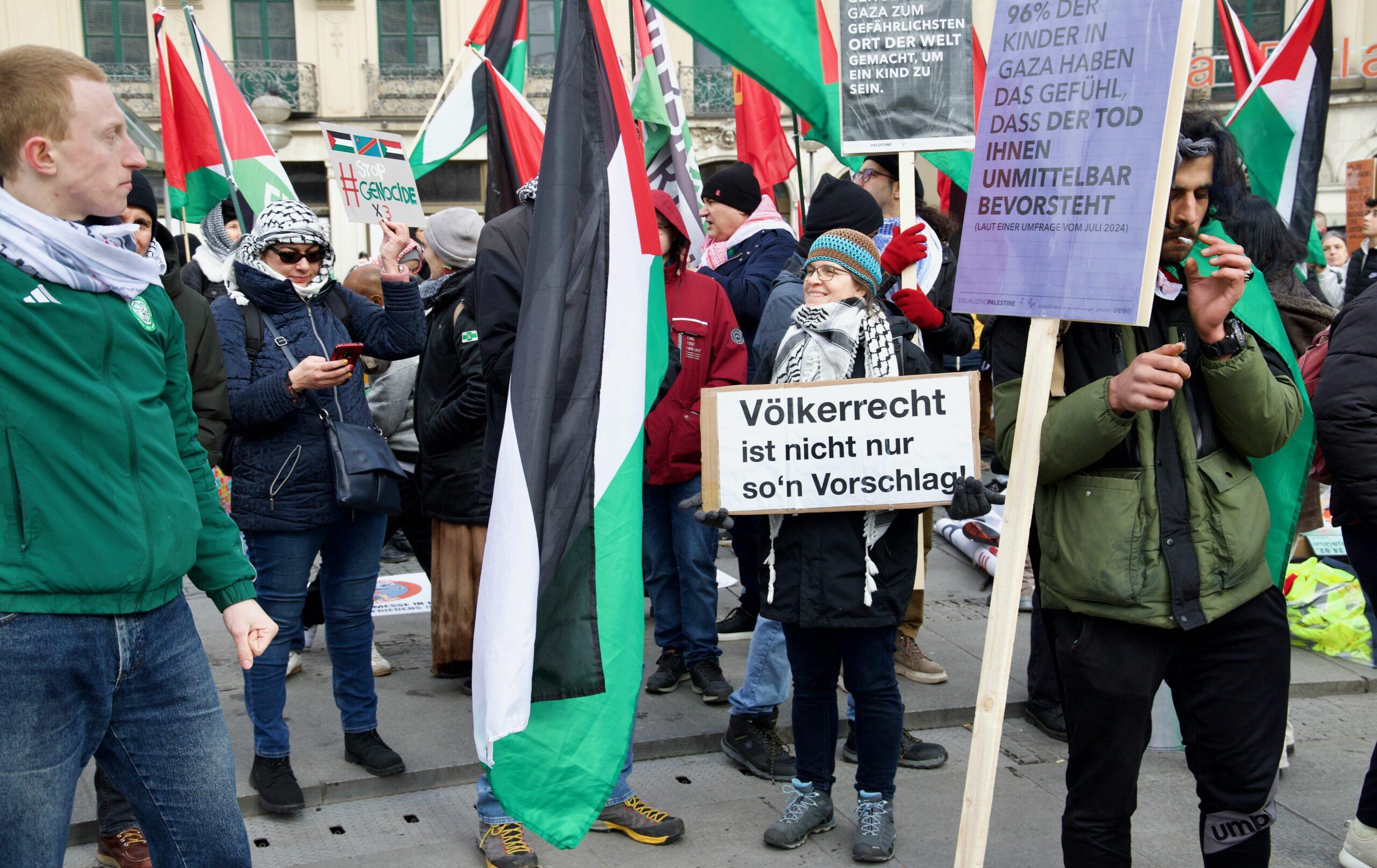 anti siko demo 2025 54329790125 o scaled - Friedensfähig statt NATO - Aktionsbündnis gegen die NATO-Sicherheitskonferenz, Amir Ali, Gönül Tolay, Lühr Henken, Mark Ellmann, München, Rihm Hamdan - Blog, Politik