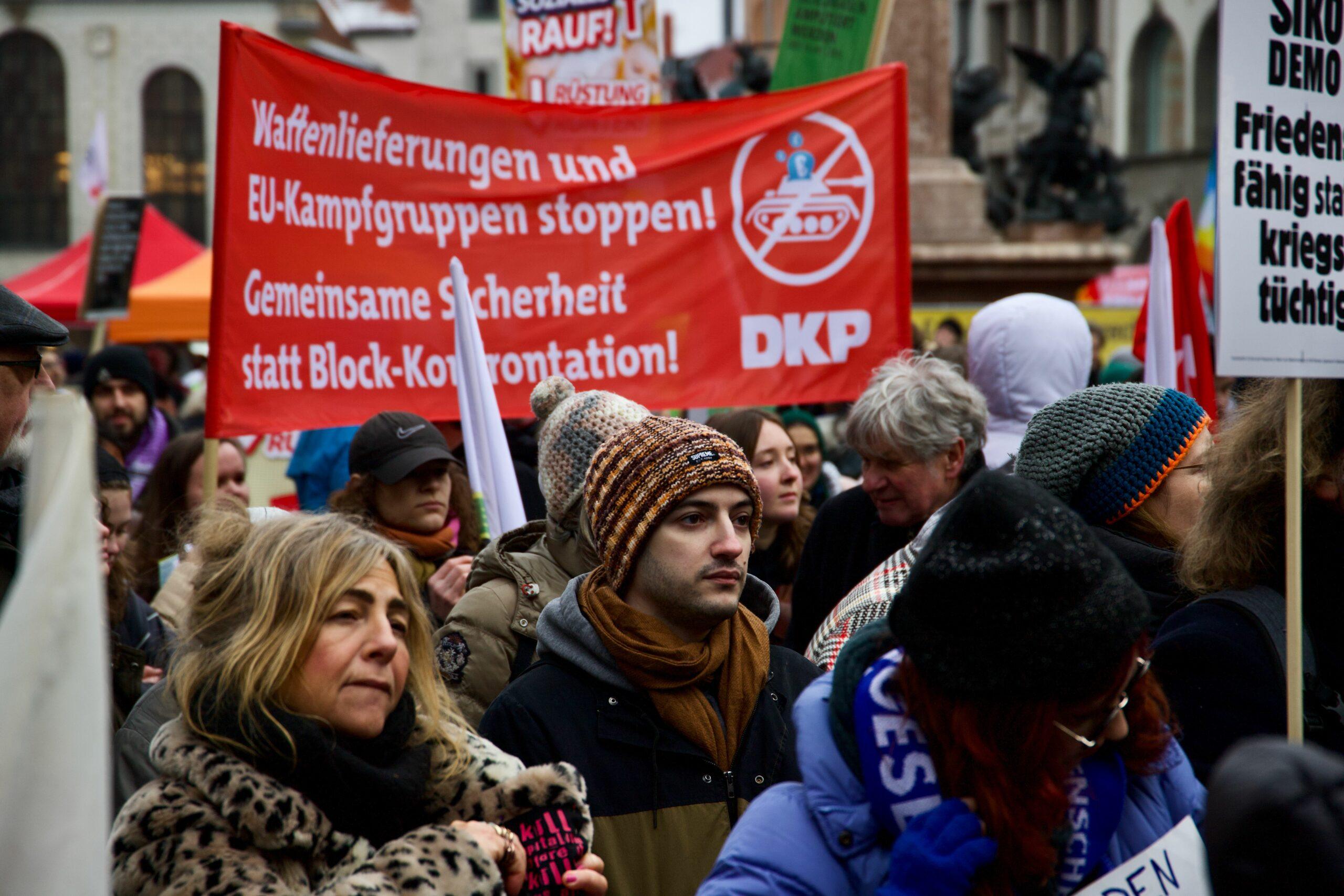 anti siko demo 2025 54329790250 o scaled - Friedensfähig statt NATO - Aktionsbündnis gegen die NATO-Sicherheitskonferenz, Amir Ali, Gönül Tolay, Lühr Henken, Mark Ellmann, München, Rihm Hamdan - Blog, Politik