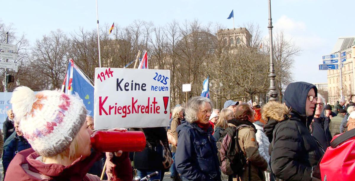 121501 Demo Gegen Krieg und Faschismus Aktionsfotos - Gegen den Kriegsstaat - Bündnis „Nein zur Wehrpflicht!“, Initiative Nie wieder Krieg - Die Waffen nieder, Kriegsregierung, Mahnwache, Militarismus, Neoliberalismus, Protestaktion - Aktion