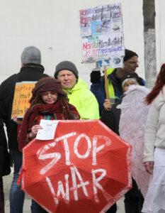 121502 Mahnwache Rudolf Denner - Gegen den Kriegsstaat - Bündnis „Nein zur Wehrpflicht!“, Initiative Nie wieder Krieg - Die Waffen nieder, Kriegsregierung, Mahnwache, Militarismus, Neoliberalismus, Protestaktion - Aktion