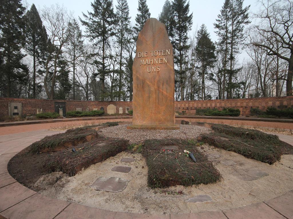 k IMG 0328 1 - Gedenkstätte der Sozialisten - Diebstahl, Gedenkstätte der Sozialisten, Zentralfriedhof Friedrichsfelde - Politik