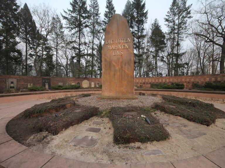 k IMG 0328 - Gedenkstätte der Sozialisten geschändet - Zentralfriedhof Friedrichsfelde - Zentralfriedhof Friedrichsfelde